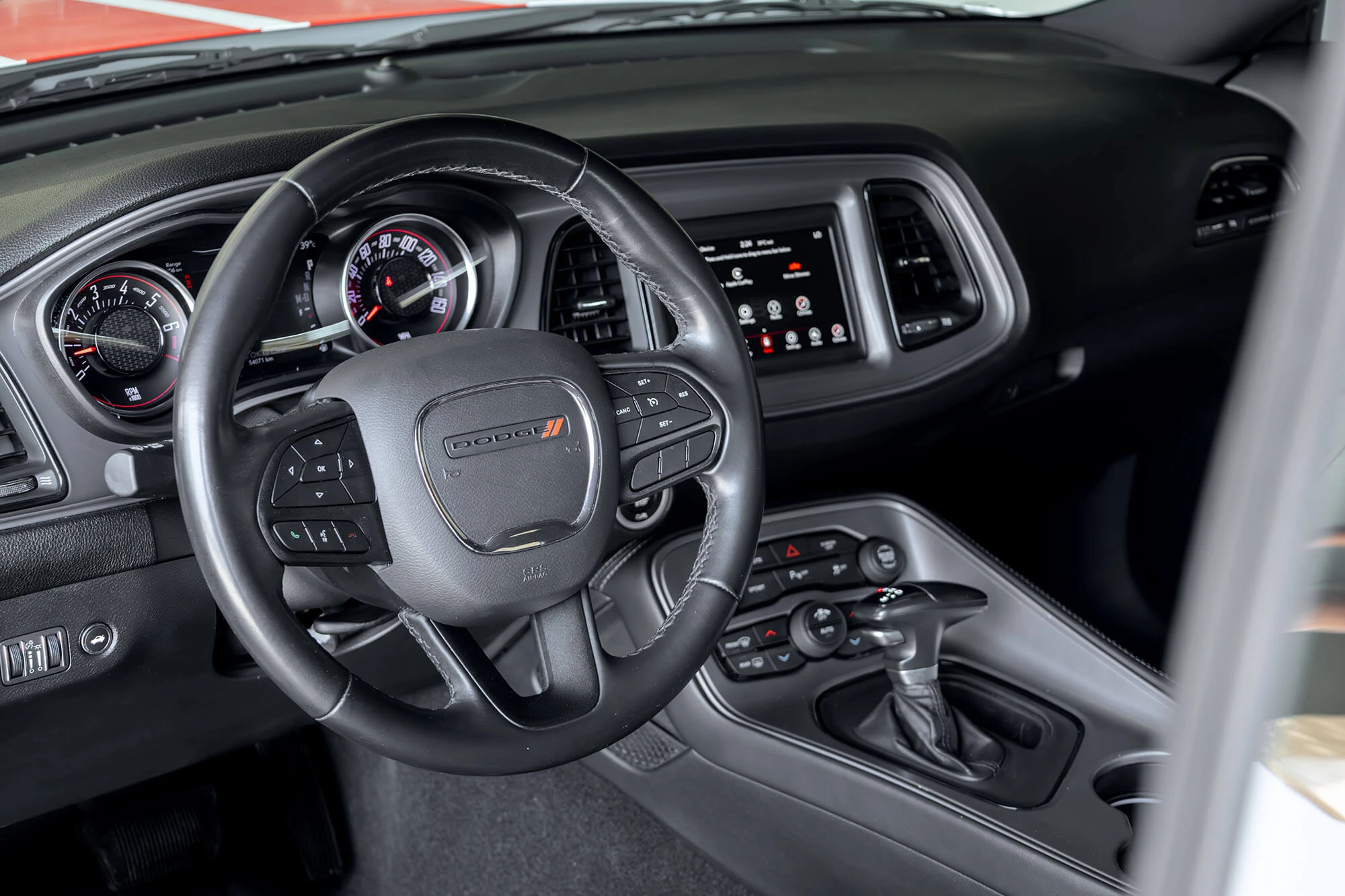 Dodge Challenger GT Beyaz Kırmızı Dodge Challenger GT Beyaz Kırmızı