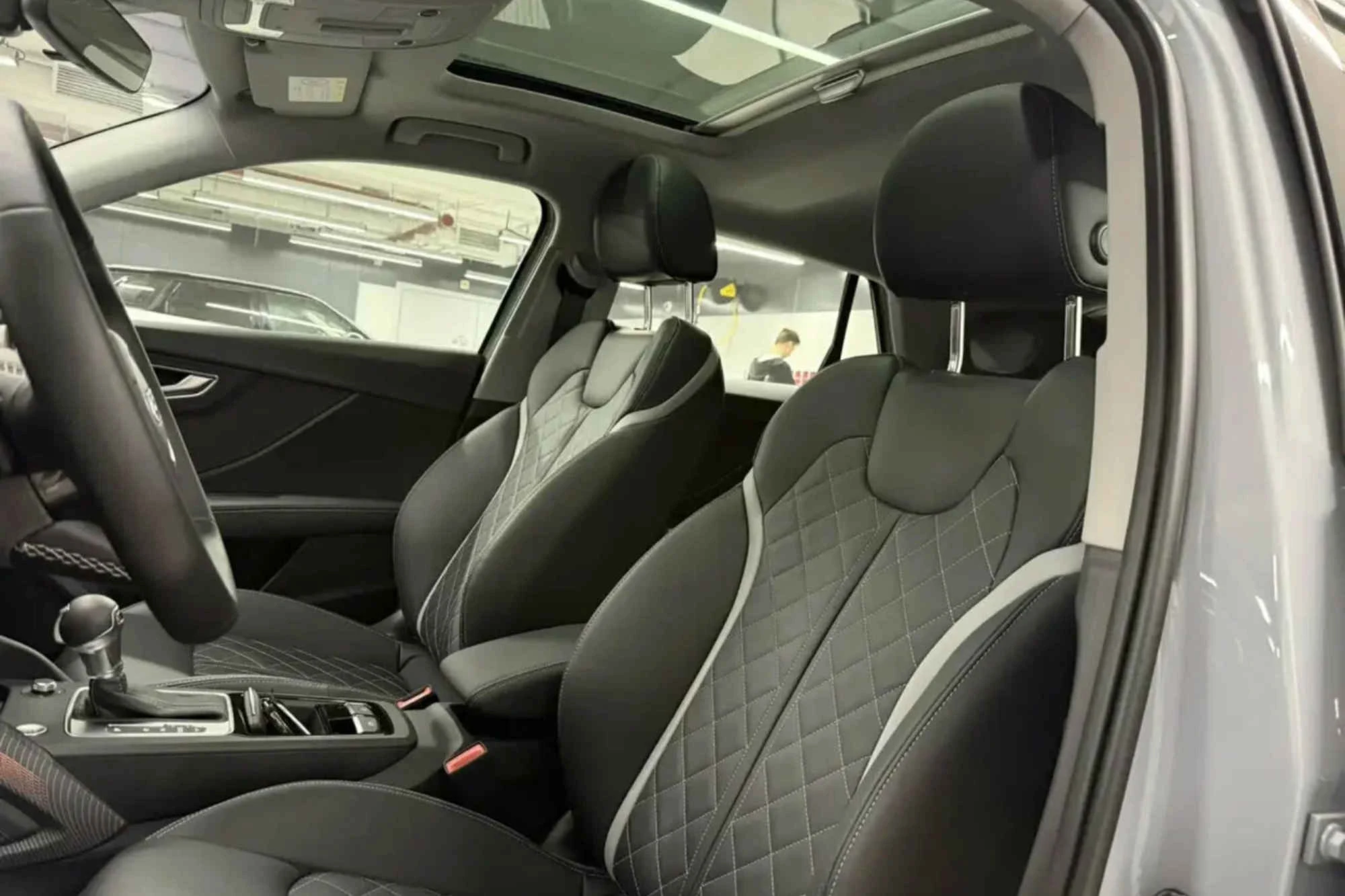 Audi Q2 رمادي