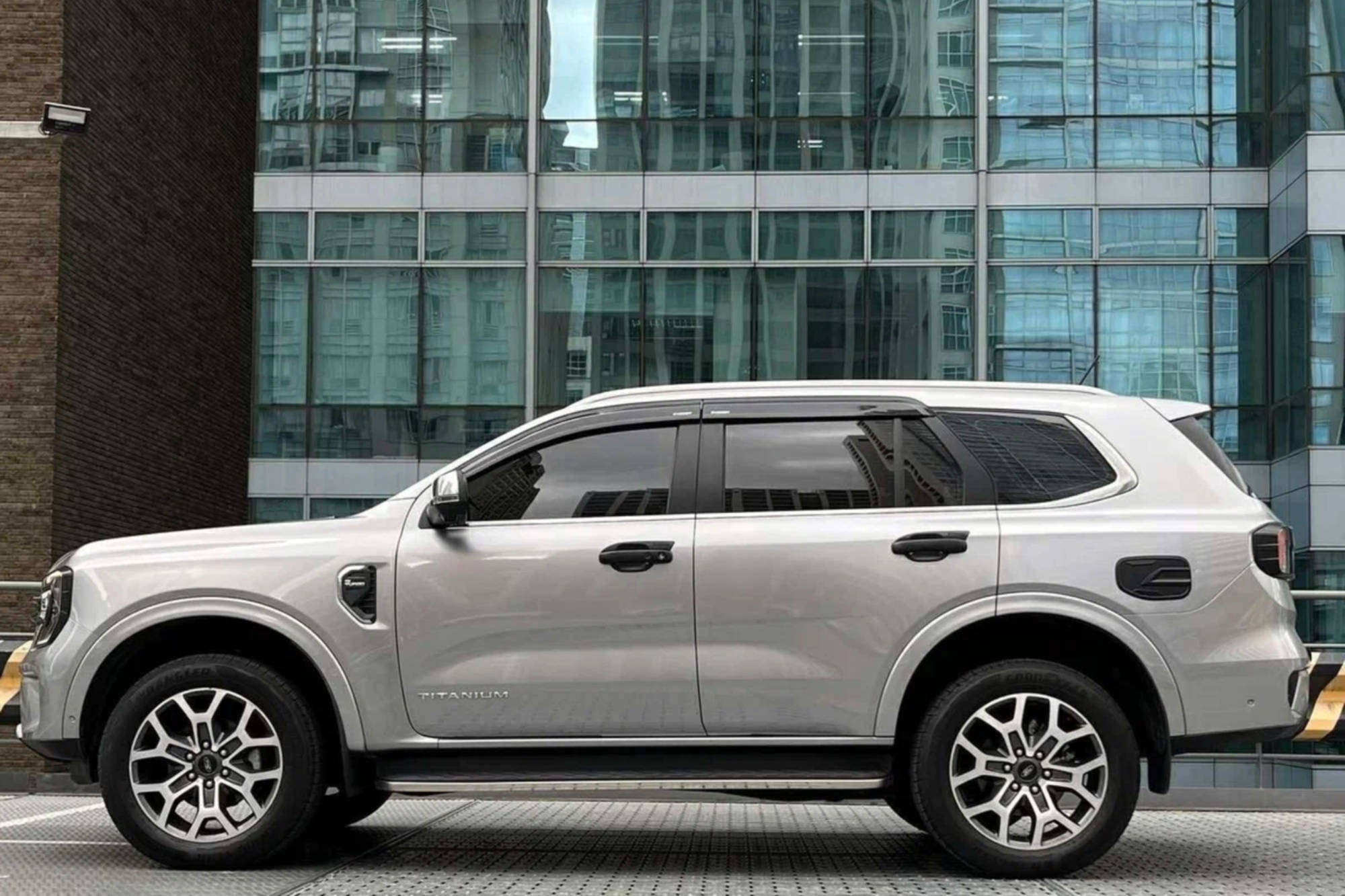 Ford Gris Everest