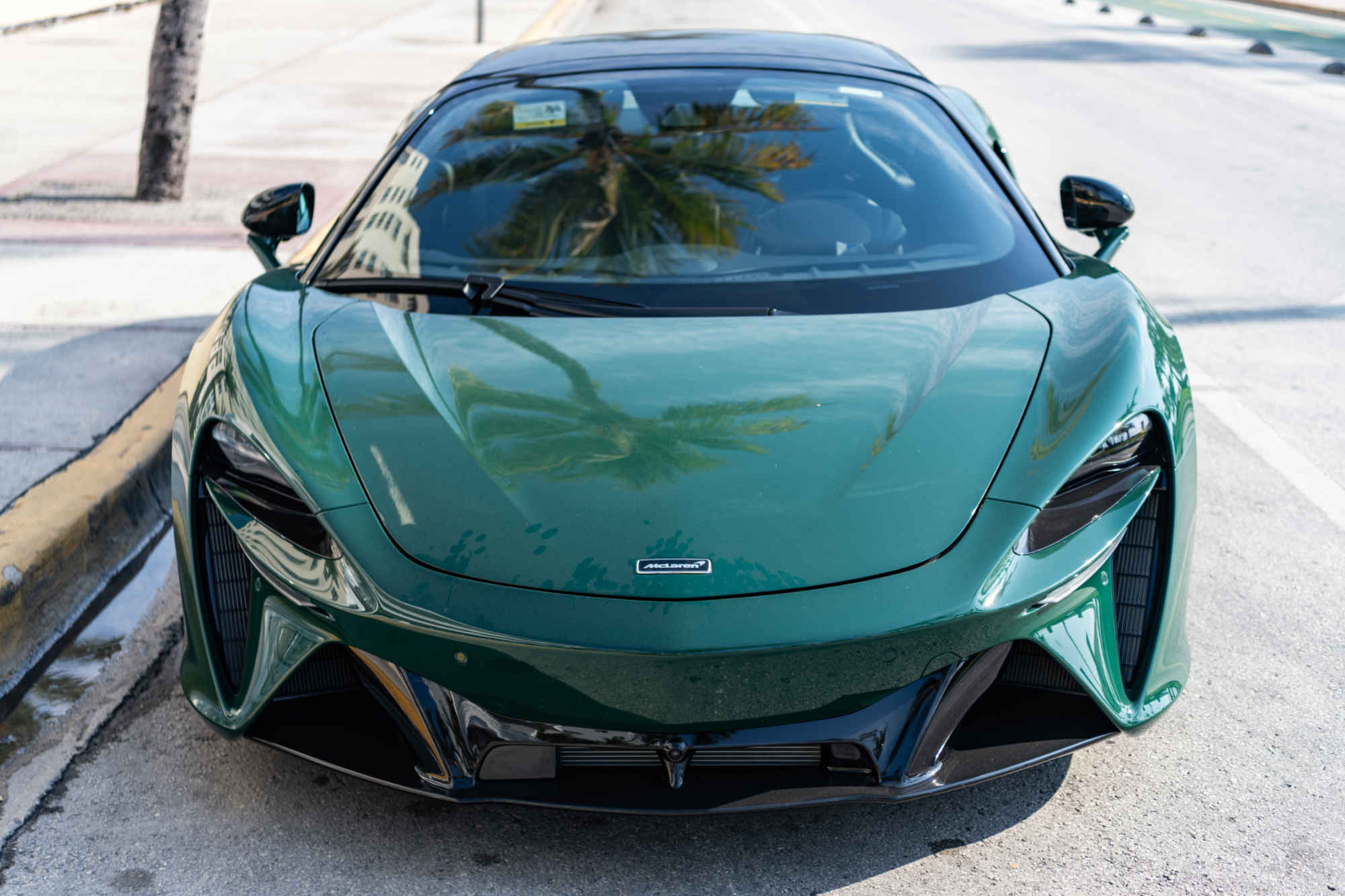 McLaren Artura كوبيه أخضر