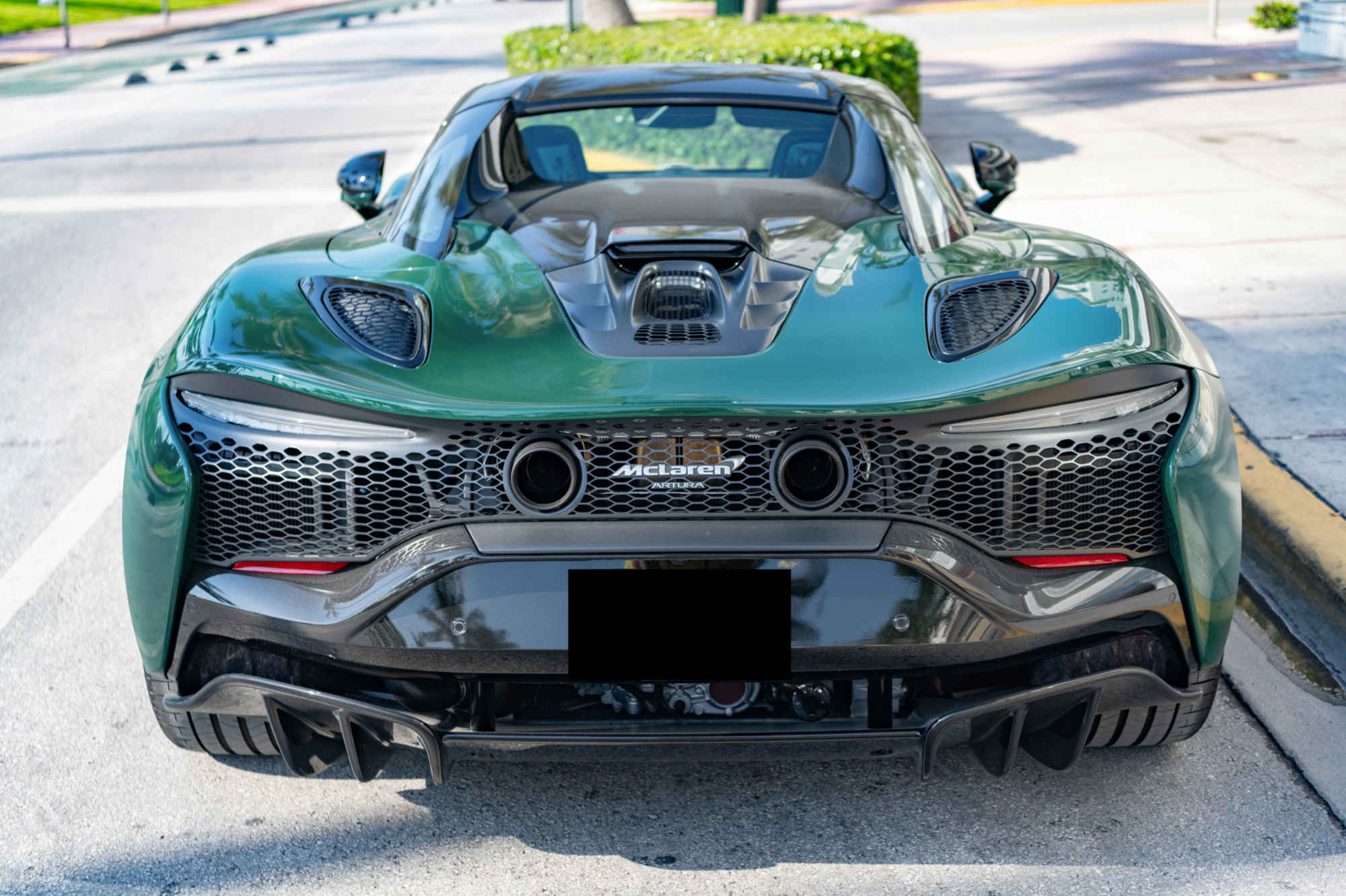 McLaren Artura كوبيه أخضر