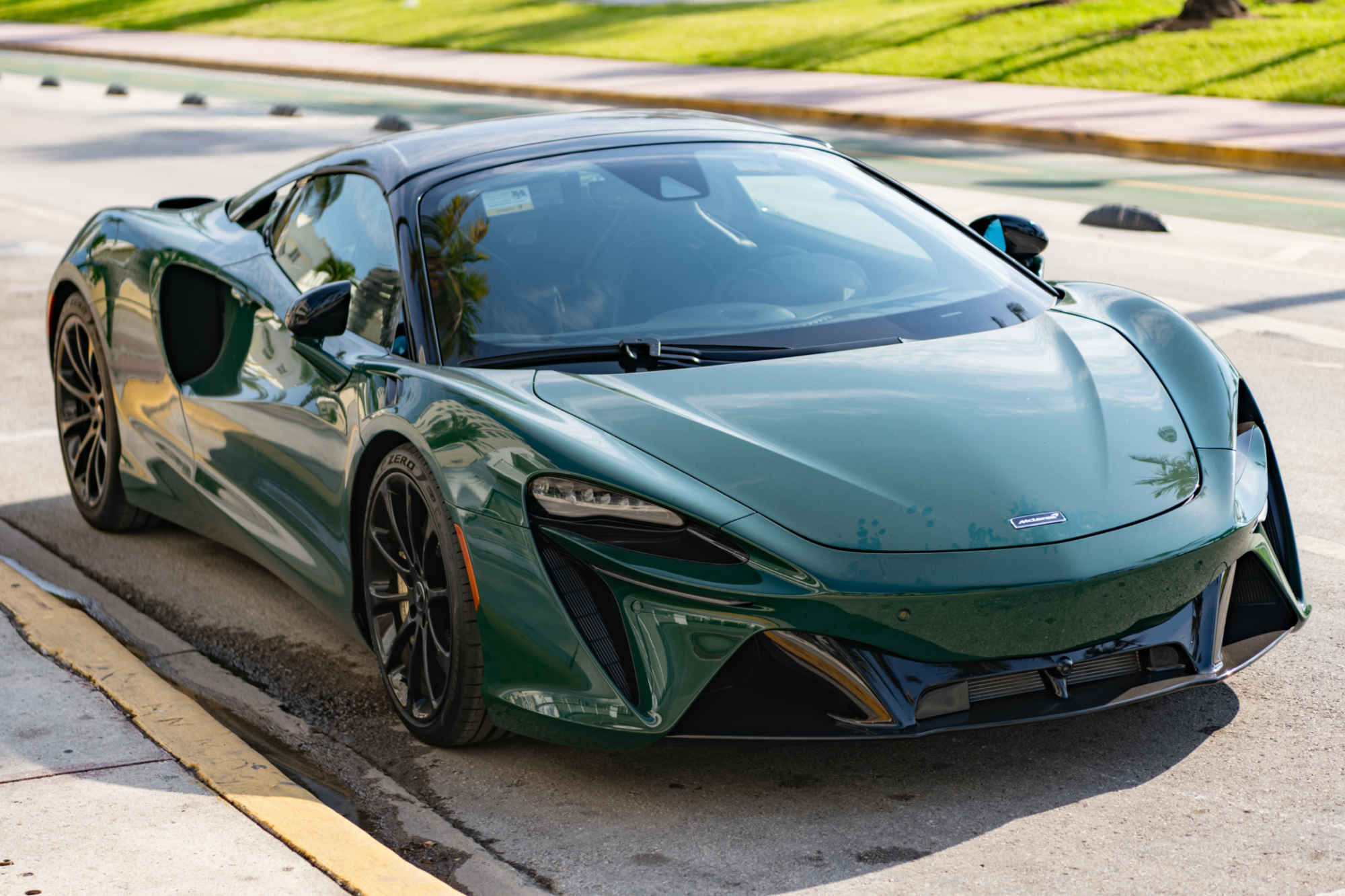 McLaren Artura كوبيه أخضر