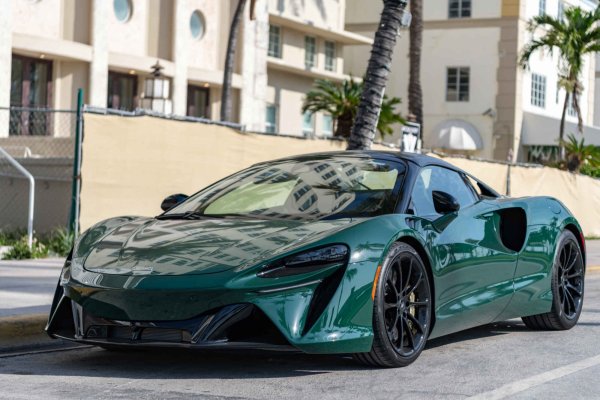 McLaren Artura كوبيه أخضر