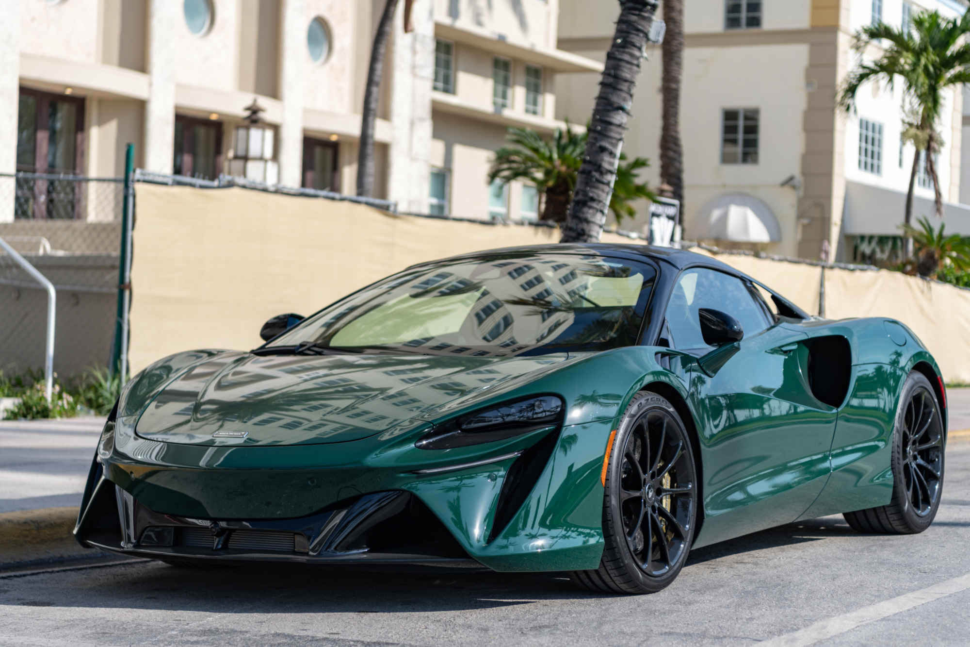 McLaren Artura كوبيه أخضر