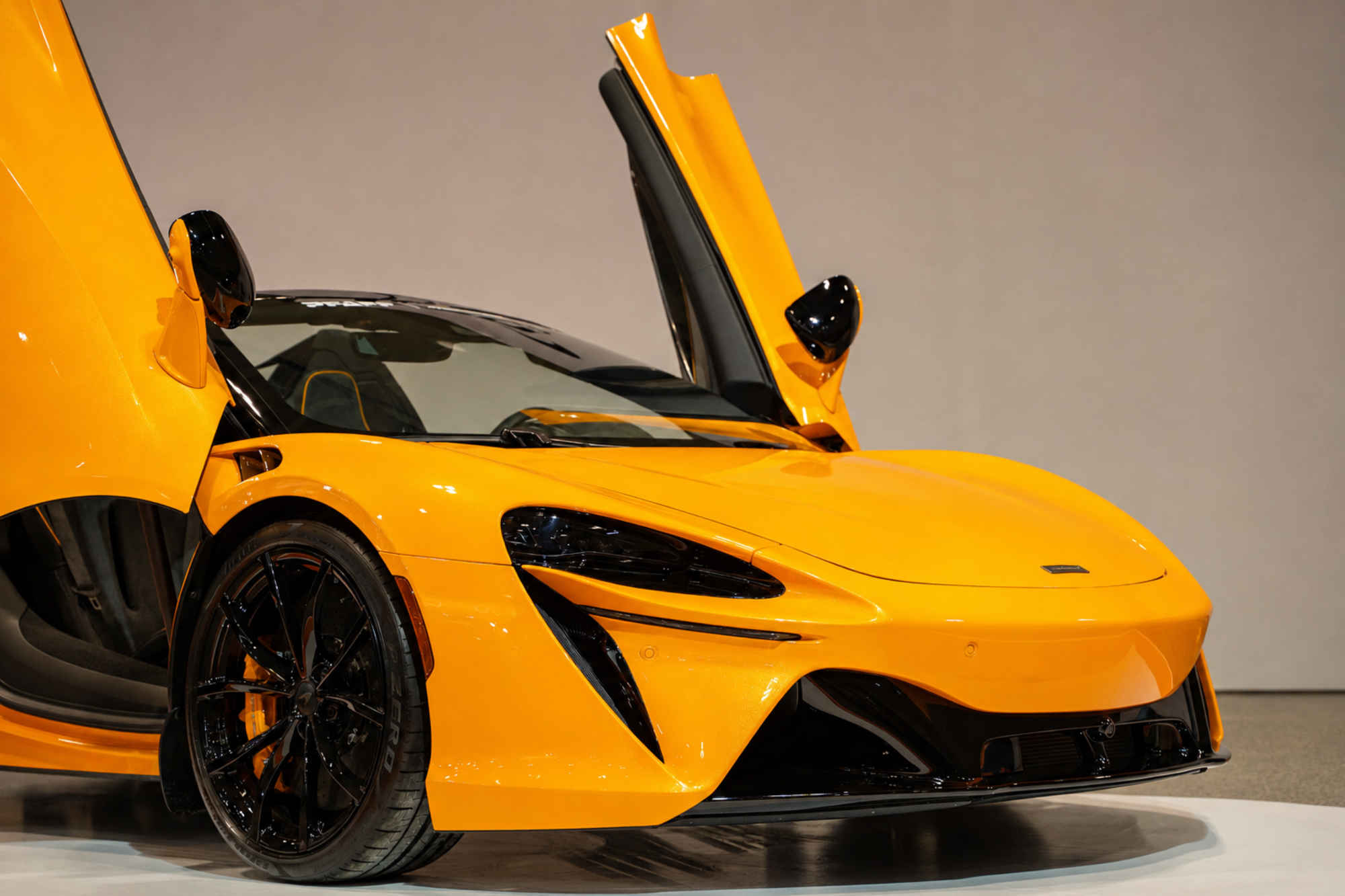 McLaren Artura برتقالي العنكبوت