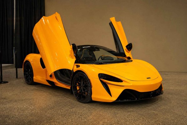 McLaren Artura برتقالي العنكبوت