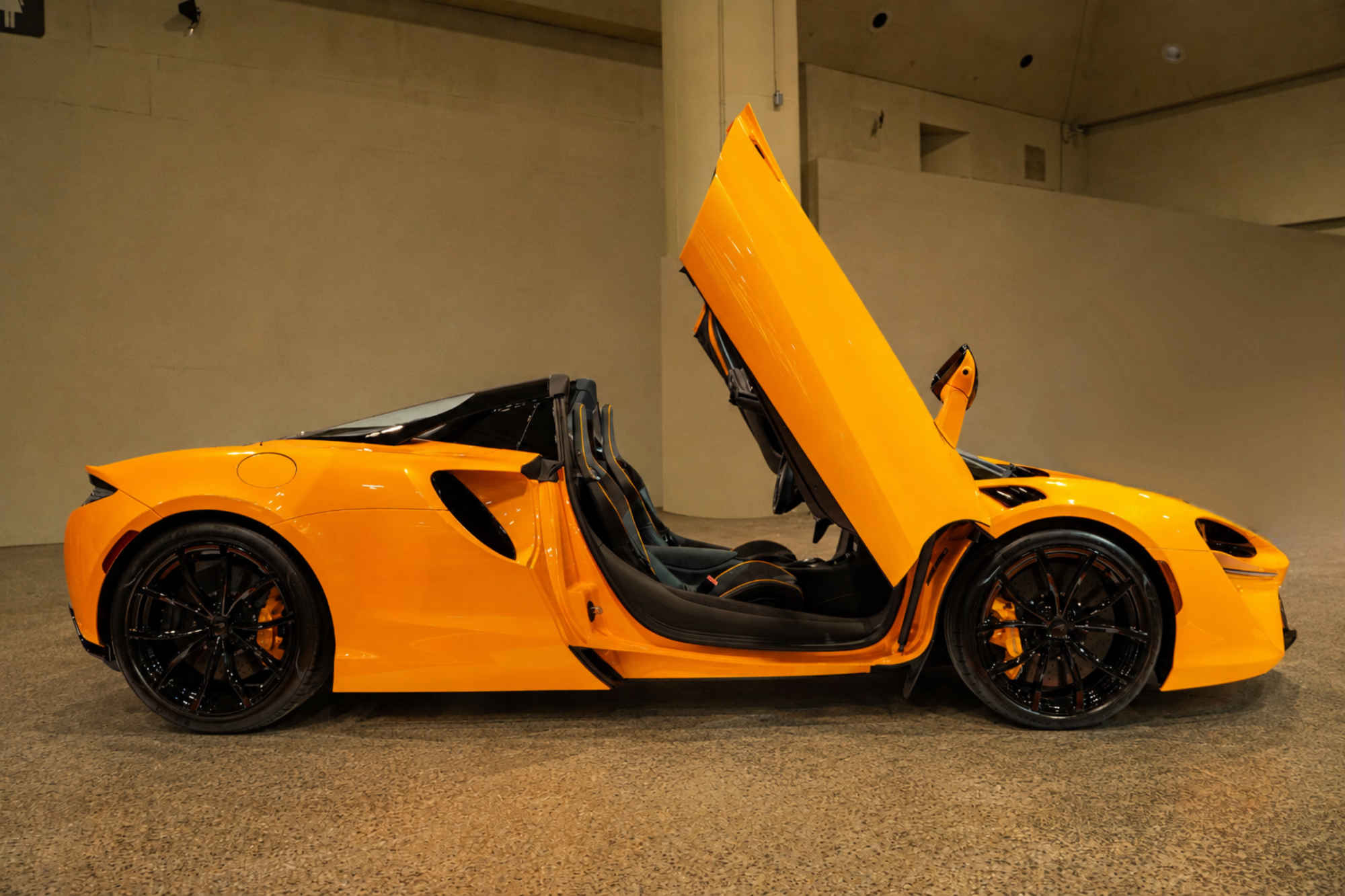 McLaren Artura برتقالي العنكبوت