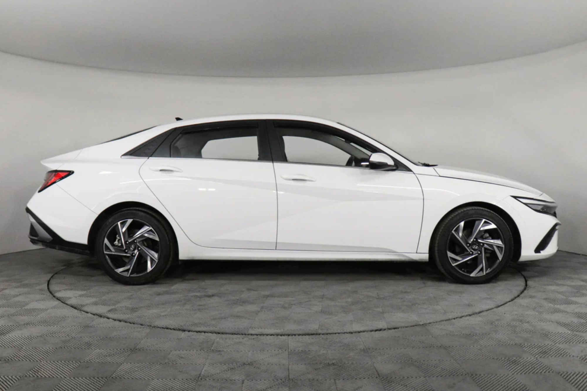 Hyundai 伊兰特 白色