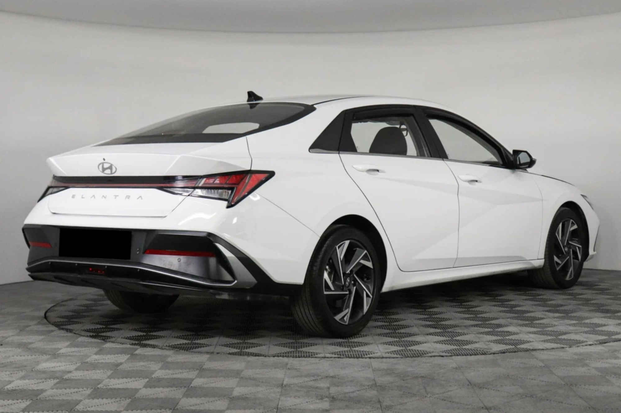 Hyundai 伊兰特 白色