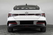 Hyundai 伊兰特 白色