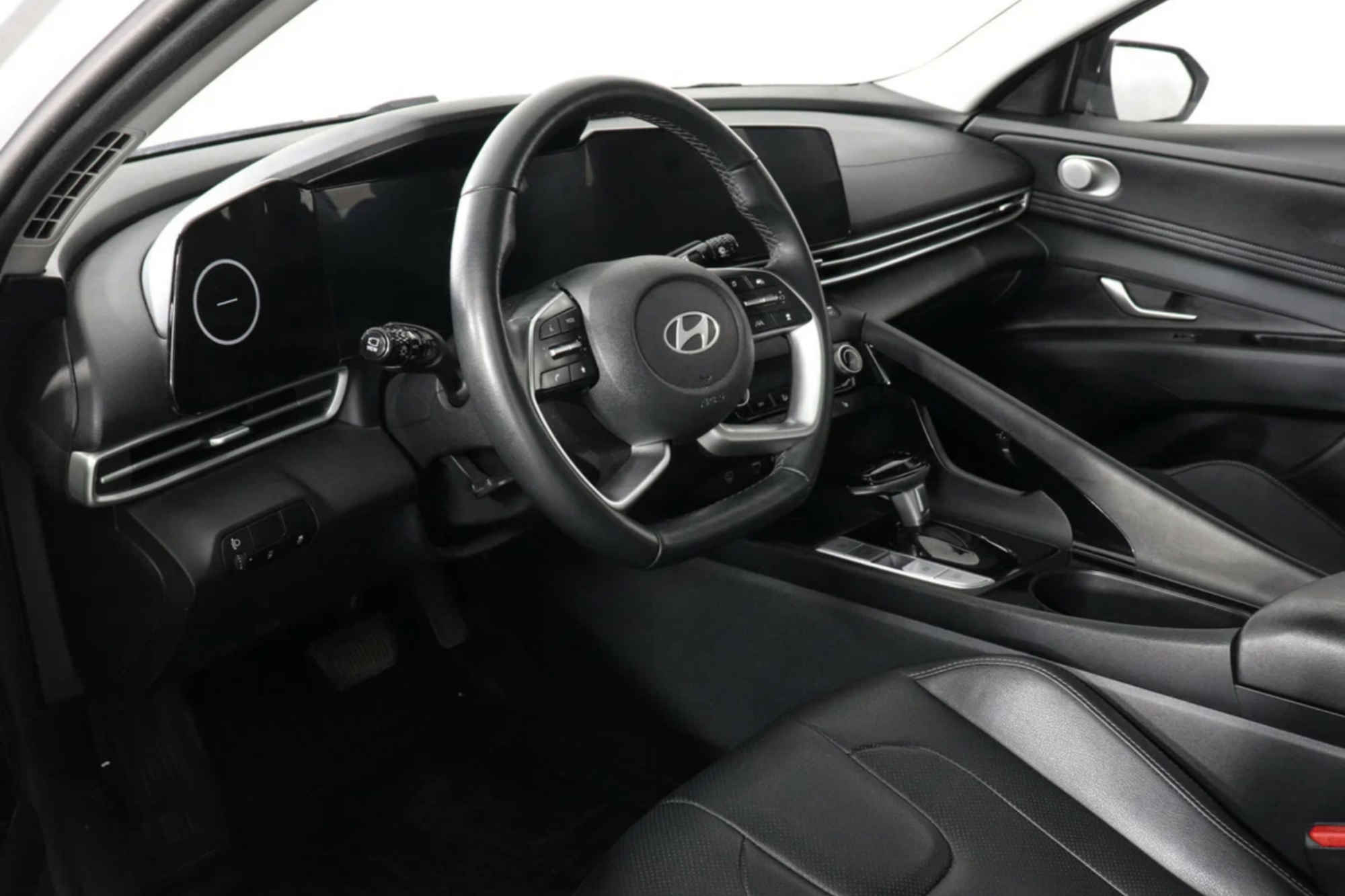 Hyundai 伊兰特 白色