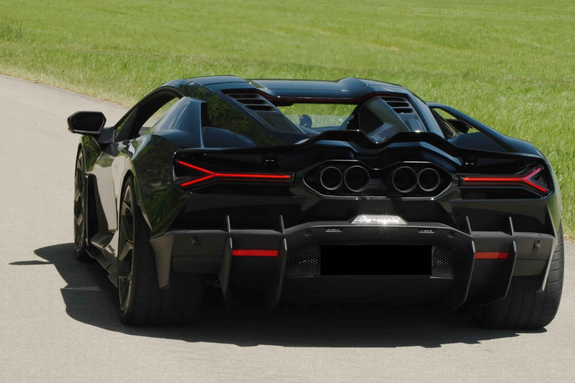 Lamborghini Revuelto Preto