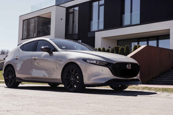 Mazda 3, белый