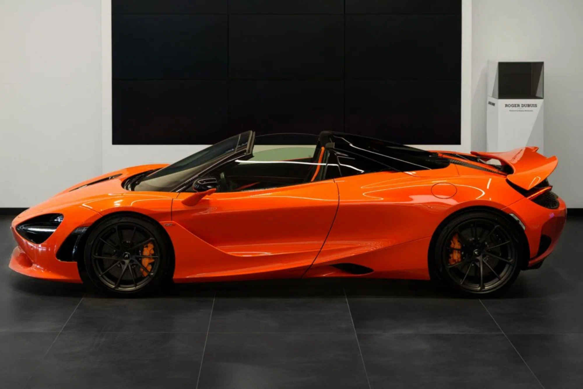 ماكلارين 750S باللون البرتقالي