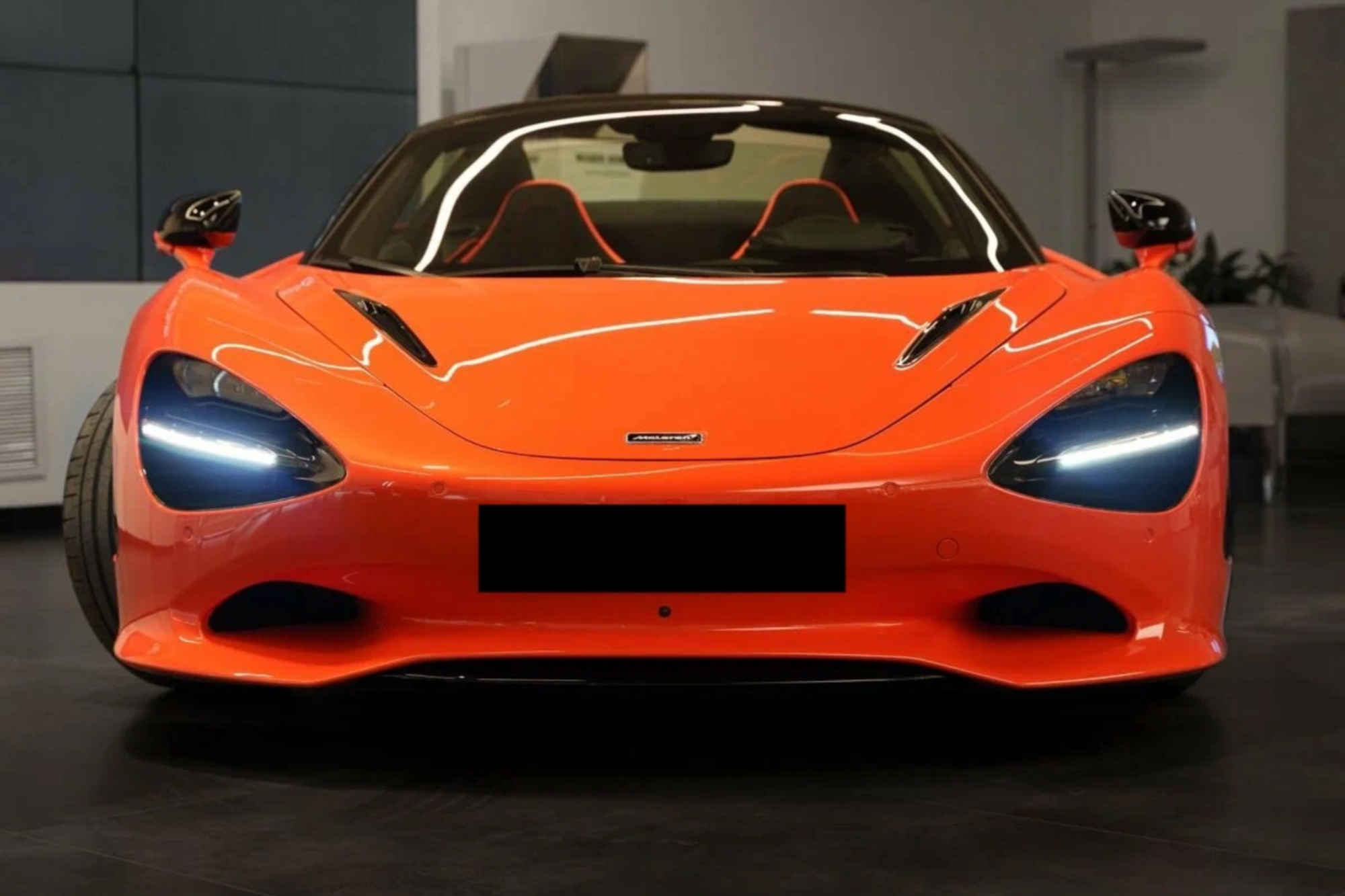 ماكلارين 750S باللون البرتقالي