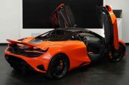 ماكلارين 750S باللون البرتقالي