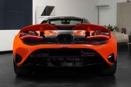 ماكلارين 750S باللون البرتقالي