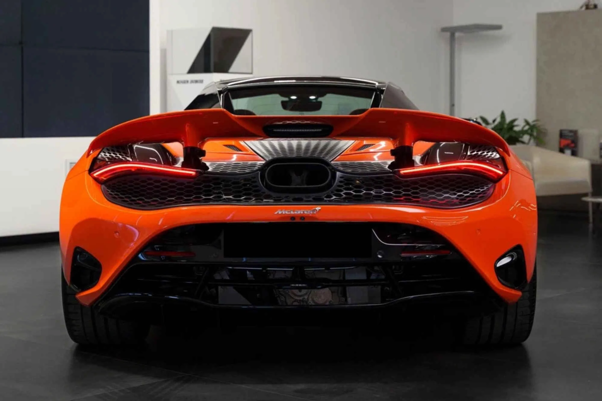 McLaren 750S Oranje