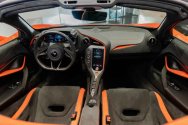 ماكلارين 750S باللون البرتقالي