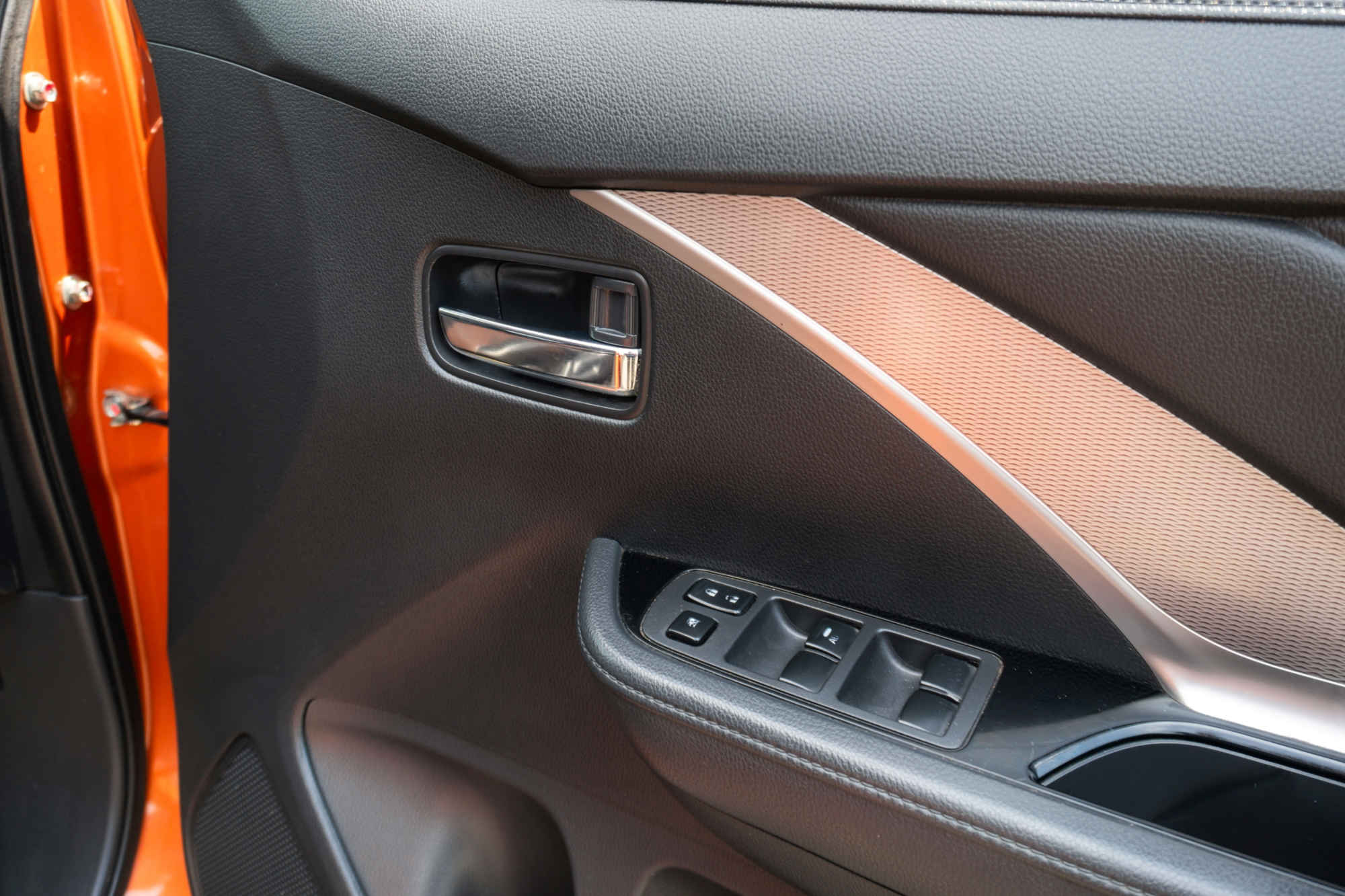 Mitsubishi Xpander Cross 橙色