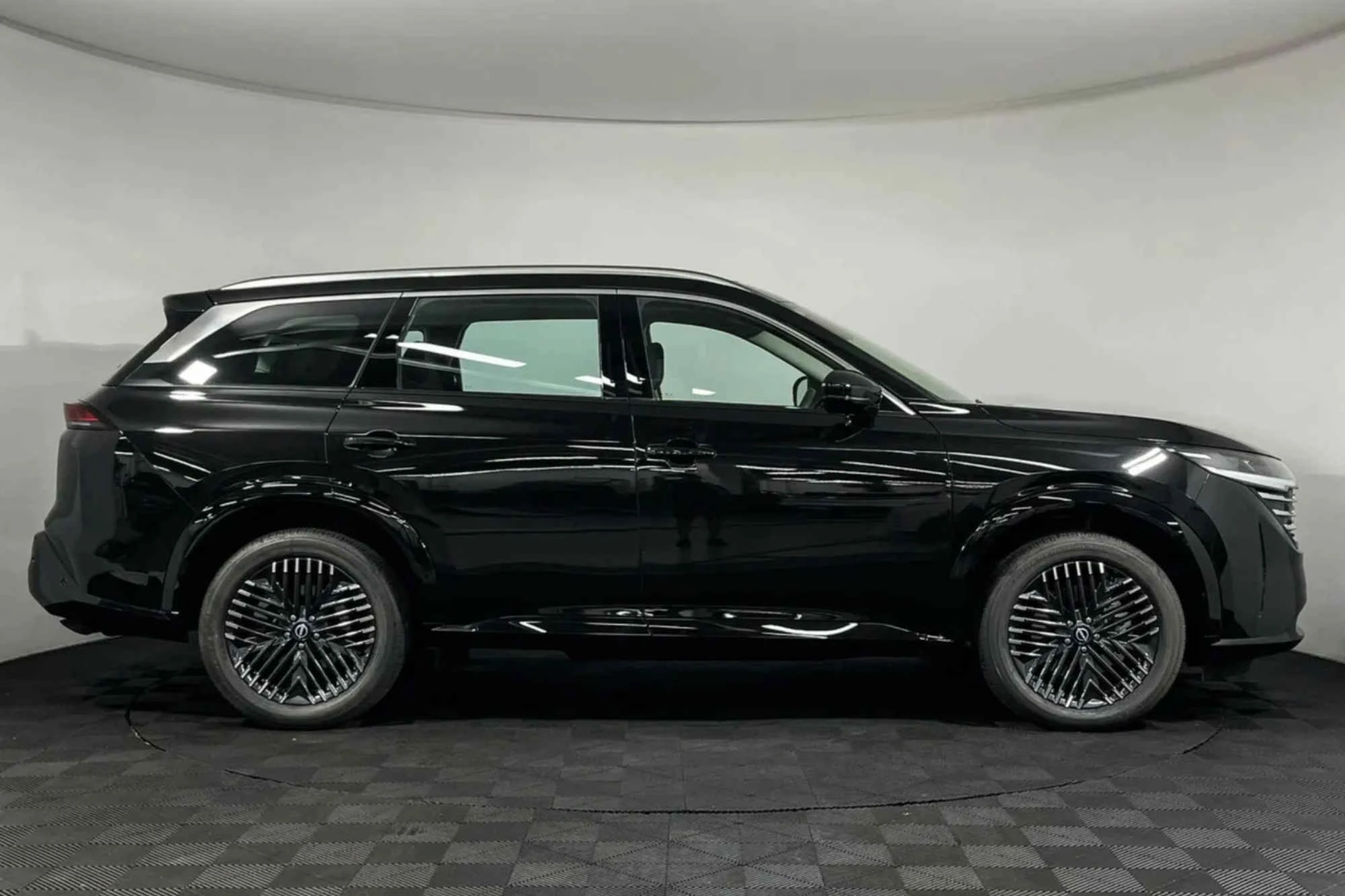Nissan Pathfinder V Black
