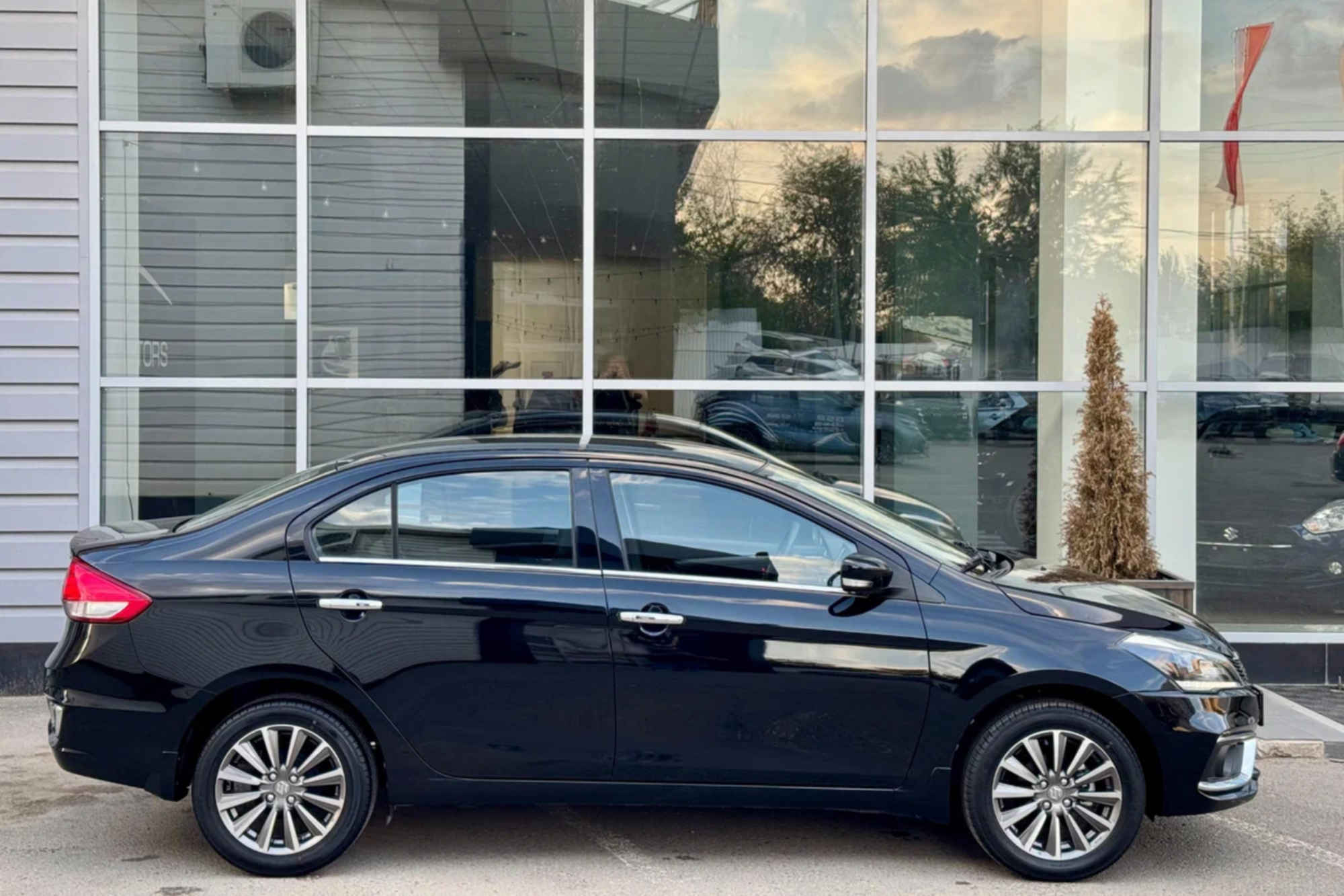 Suzuki Ciaz Svart