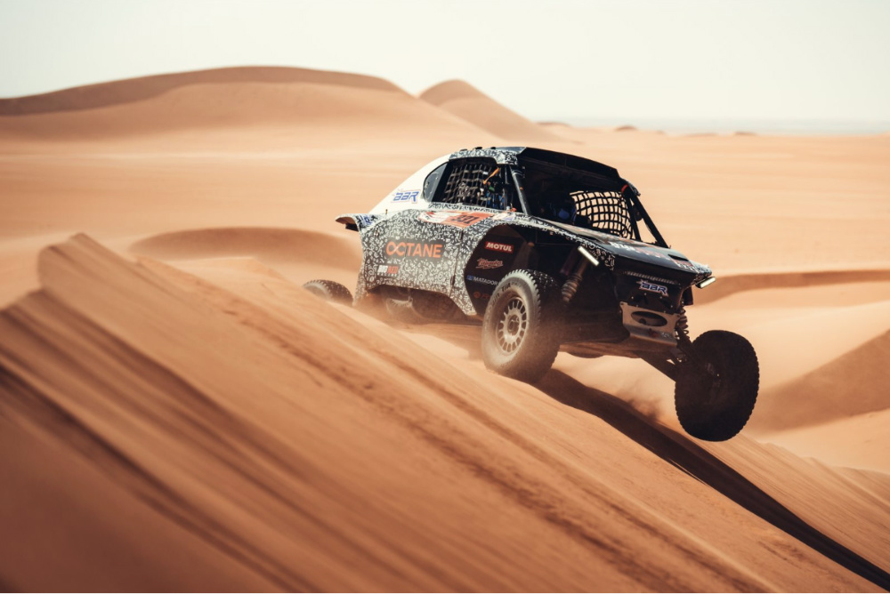 Octane Rent, Sergei Remennik ile Dakar 2026’da nasıl iz bıraktı? Bir Dakar aracındaki Octane Rent logosu