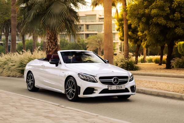 Mercedes بنز C43 AMG مكشوفة، بيضاء