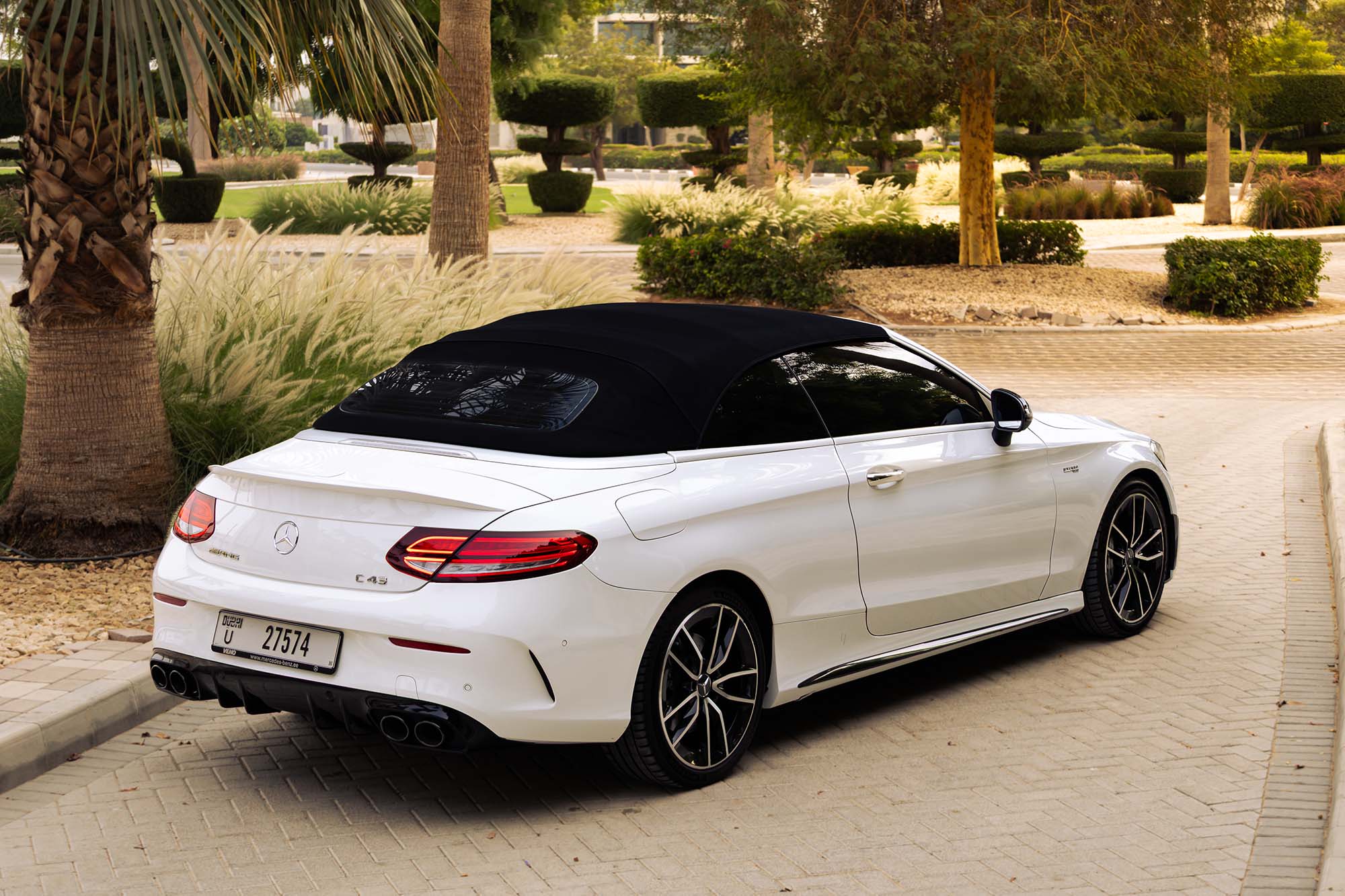 Mercedes بنز C43 AMG مكشوفة، بيضاء