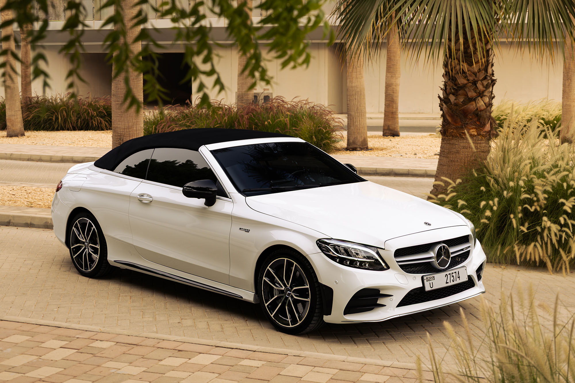 Mercedes بنز C43 AMG مكشوفة، بيضاء