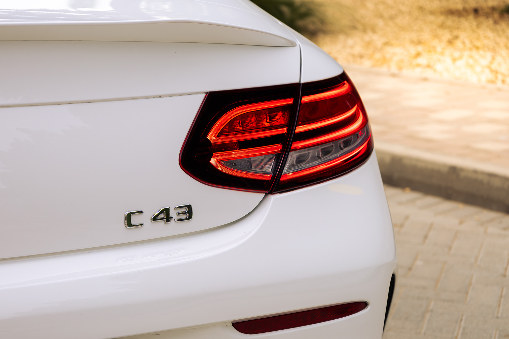 Mercedes بنز C43 AMG مكشوفة، بيضاء