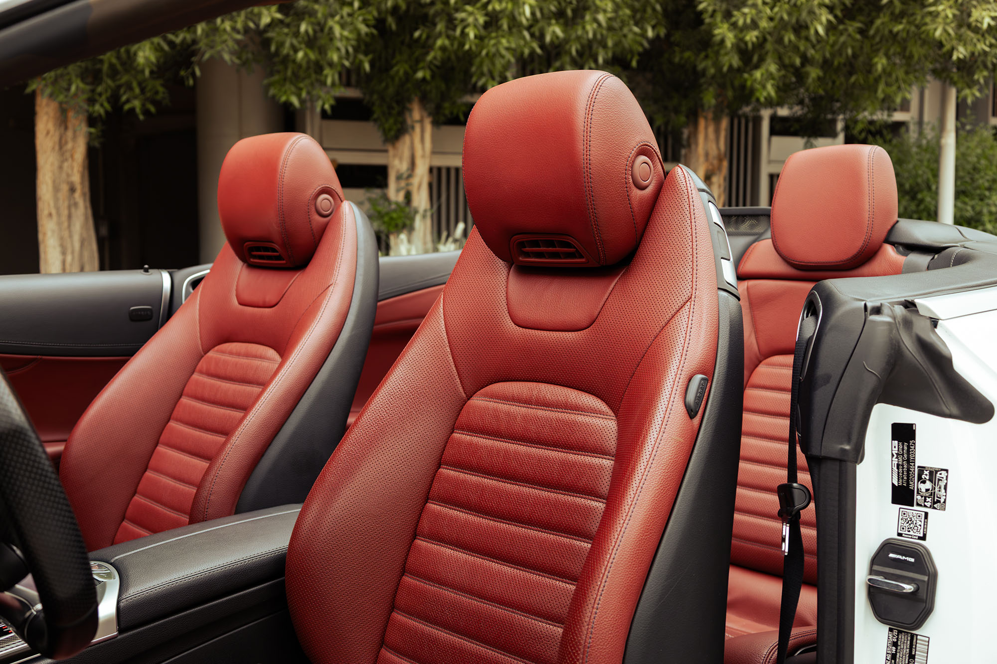 Mercedes بنز C43 AMG مكشوفة، بيضاء